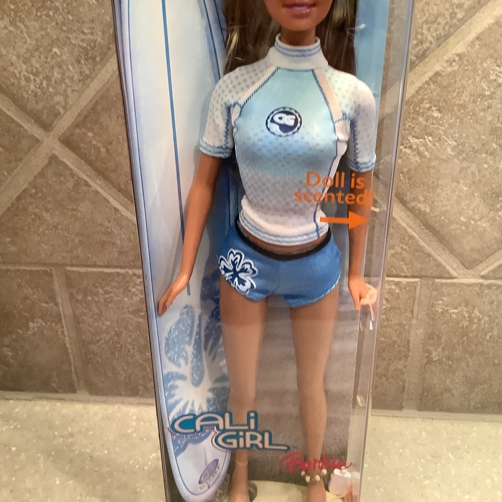 2004 Mattel Barbie Cali Girl Scented in Blue White and Surfboard Collectible NEW - Picture 4 of 9